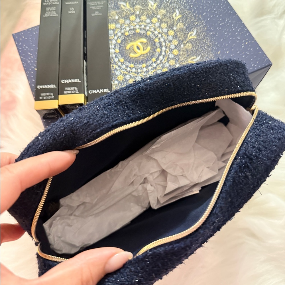 Chanel Holiday 2025 Eyes To Impress Set with Makeup Bag - Picture 7 of 12